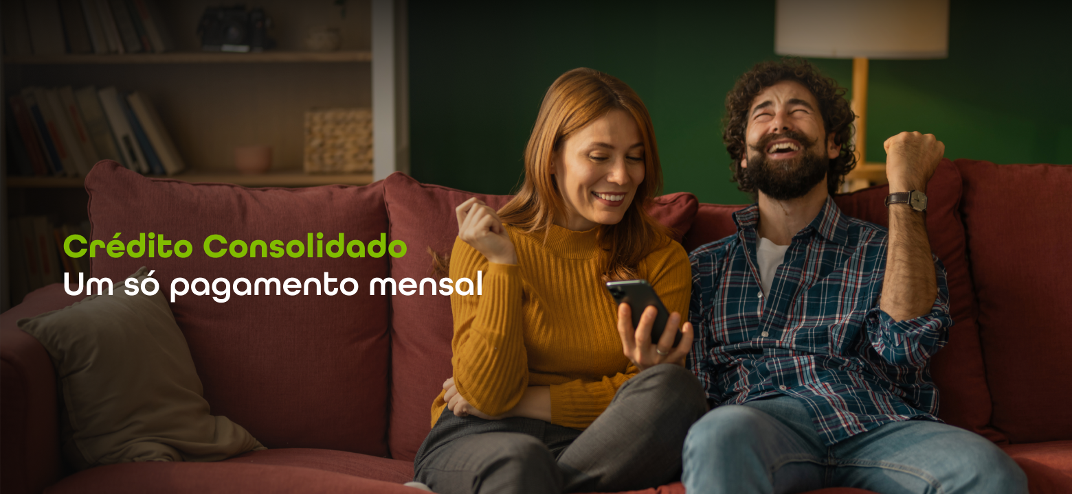 Casal a consultar as prestações de crédito no telemóvel. Texto em destaque: “Crédito consolidado: um pagamento, zero complicações”.
