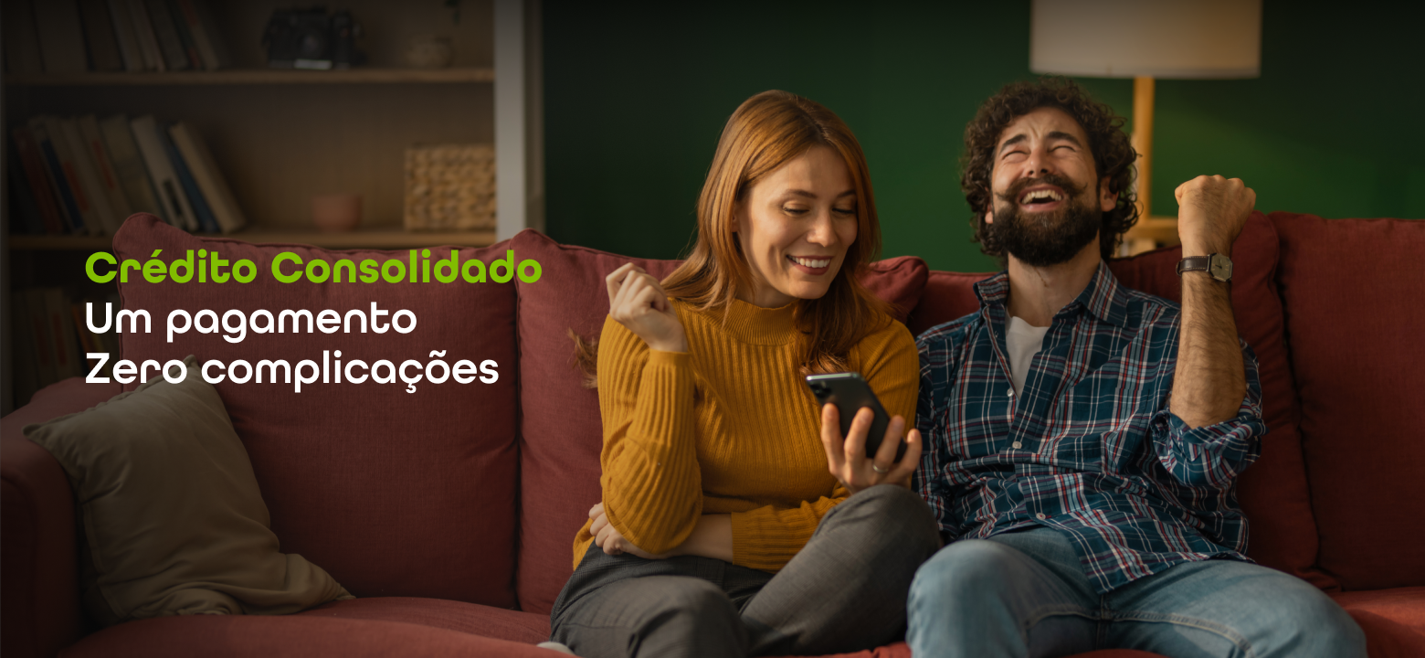 Casal a consultar as prestações de crédito no telemóvel. Texto em destaque: “Crédito consolidado: um pagamento, zero complicações”.