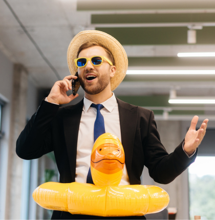 Homem divertido com uma boia a falar ao telemóvel